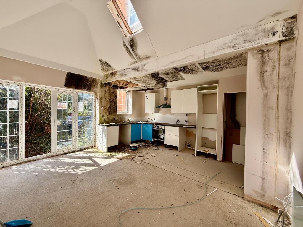 Lot: 60 - FREEHOLD SITE WITH PLANNING FOR CONVERSION AND NEW BUILD TO PROVIDE TEN FLATS - Kitchen/living room